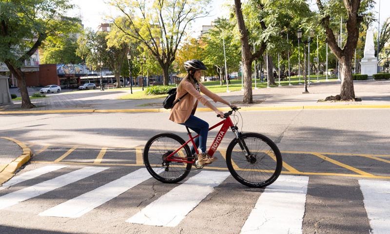 Bicicleta eléctrica T-Bike de Toyota en la ciudad