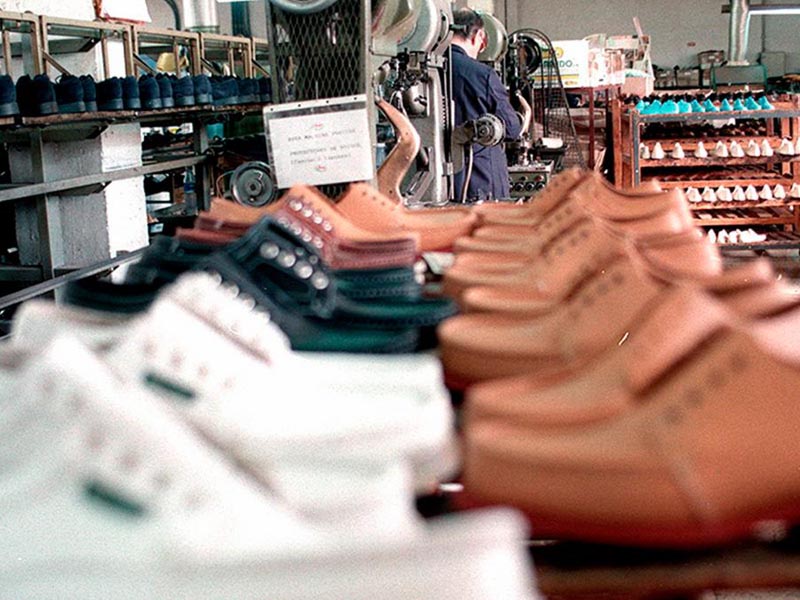 Zapatero en taller. Industria del calzado en Argentina