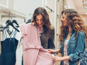 Dos mujeres mirando ropa en un local