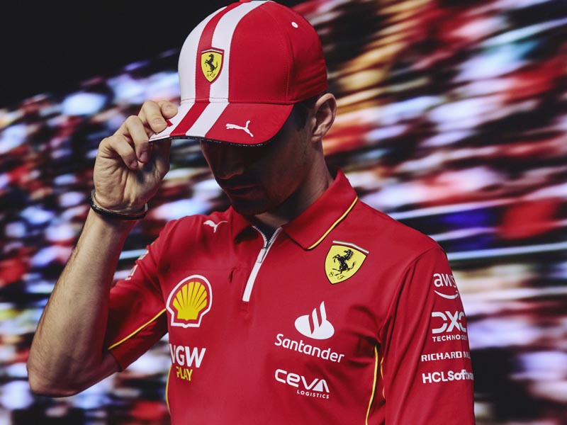 Charles Leclerc posa con la gorra especial para el Mónaco GP de Puma y Ferrari