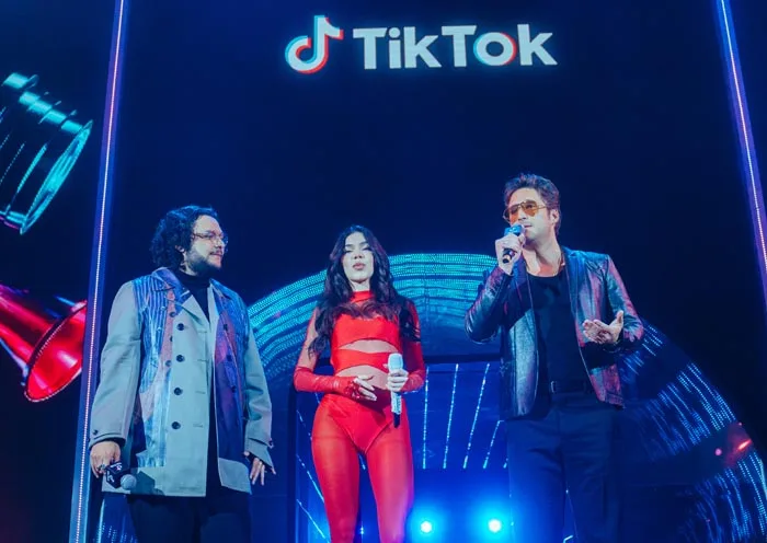 Diego Boneta (actor), Kenia Os (cantante) y Paco de Miguel (comediante).