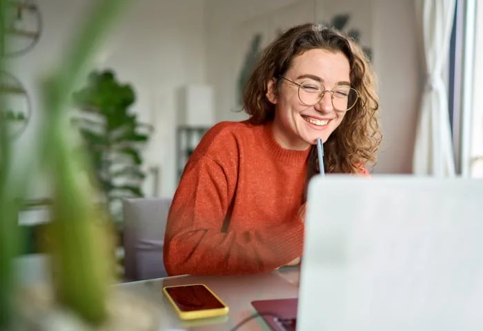 Mujeres pasantes ingeniería programadoras jóvenes